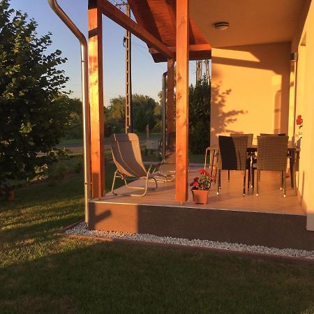 Villa Konrad Apartman à Balatonmáriafürdő Extérieur photo