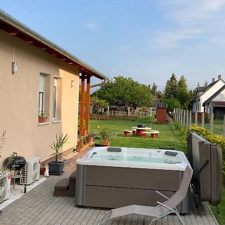 Villa Konrad Apartman à Balatonmáriafürdő Extérieur photo