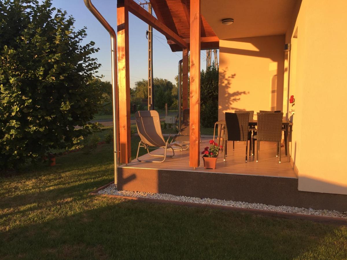Villa Konrad Apartman à Balatonmáriafürdő Extérieur photo