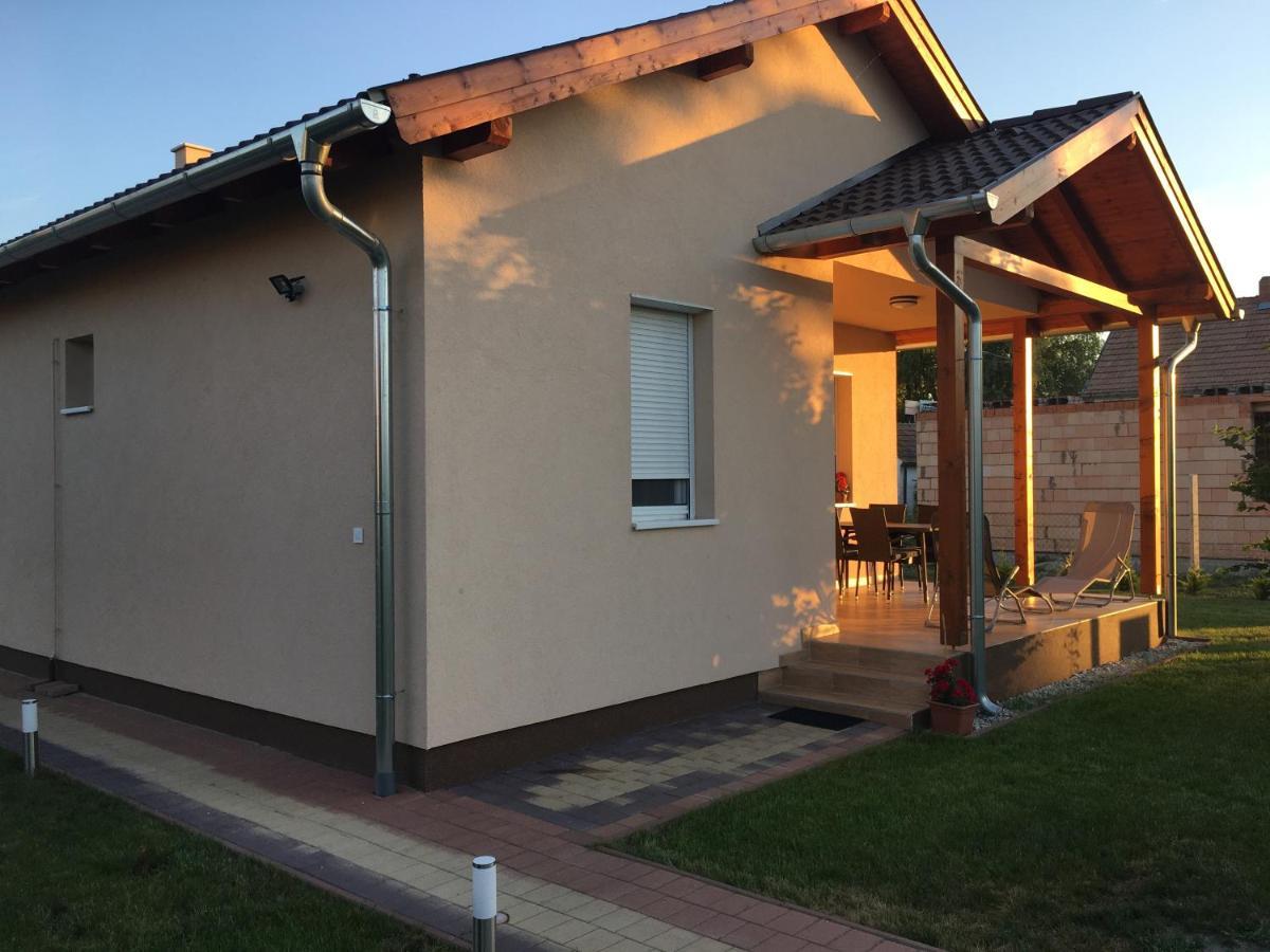 Villa Konrad Apartman à Balatonmáriafürdő Extérieur photo
