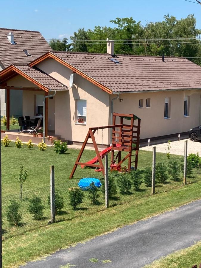 Villa Konrad Apartman à Balatonmáriafürdő Extérieur photo