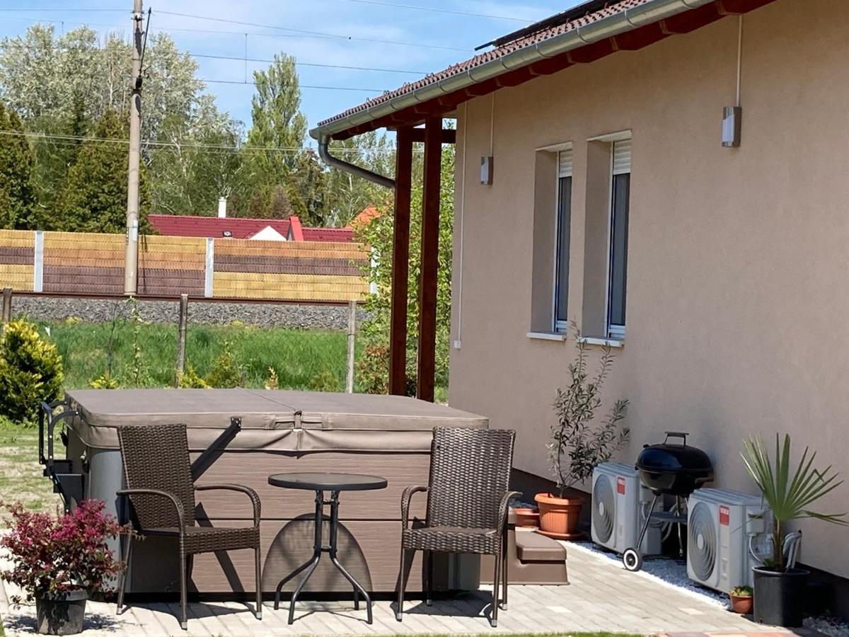 Villa Konrad Apartman à Balatonmáriafürdő Extérieur photo
