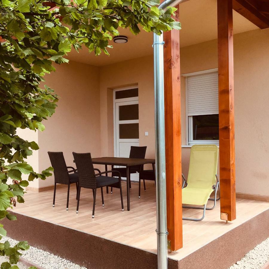 Villa Konrad Apartman à Balatonmáriafürdő Extérieur photo