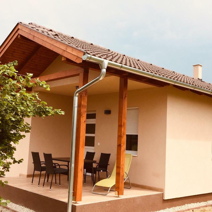 Villa Konrad Apartman à Balatonmáriafürdő Extérieur photo