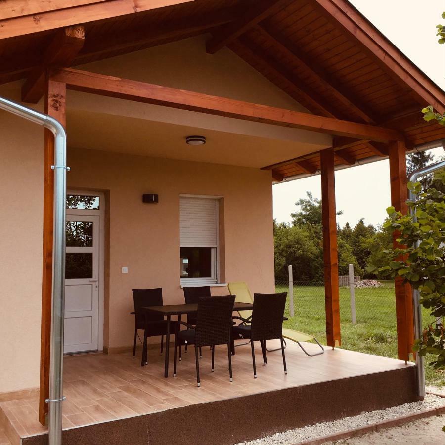 Villa Konrad Apartman à Balatonmáriafürdő Extérieur photo