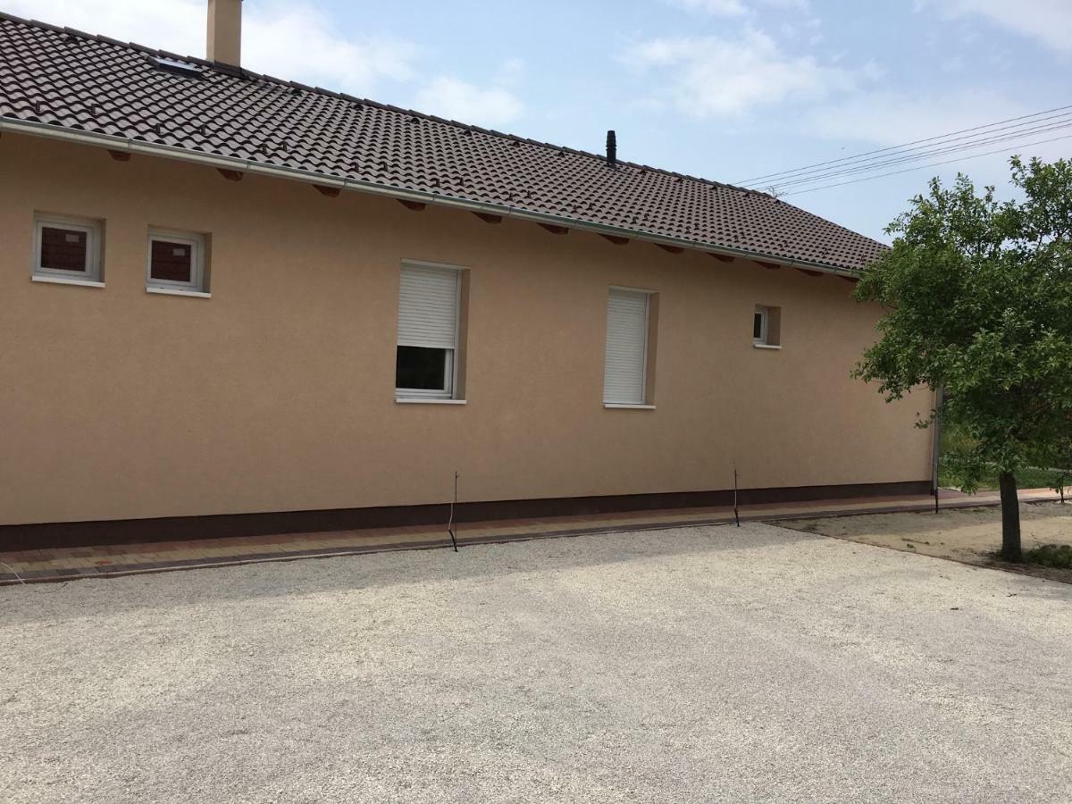 Villa Konrad Apartman à Balatonmáriafürdő Extérieur photo