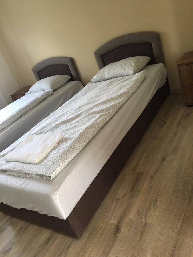 Villa Konrad Apartman à Balatonmáriafürdő Extérieur photo